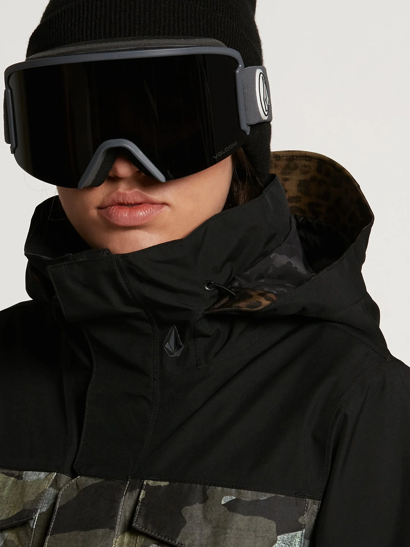 Leda GORE-TEX Jacket - Black Red - Image 9