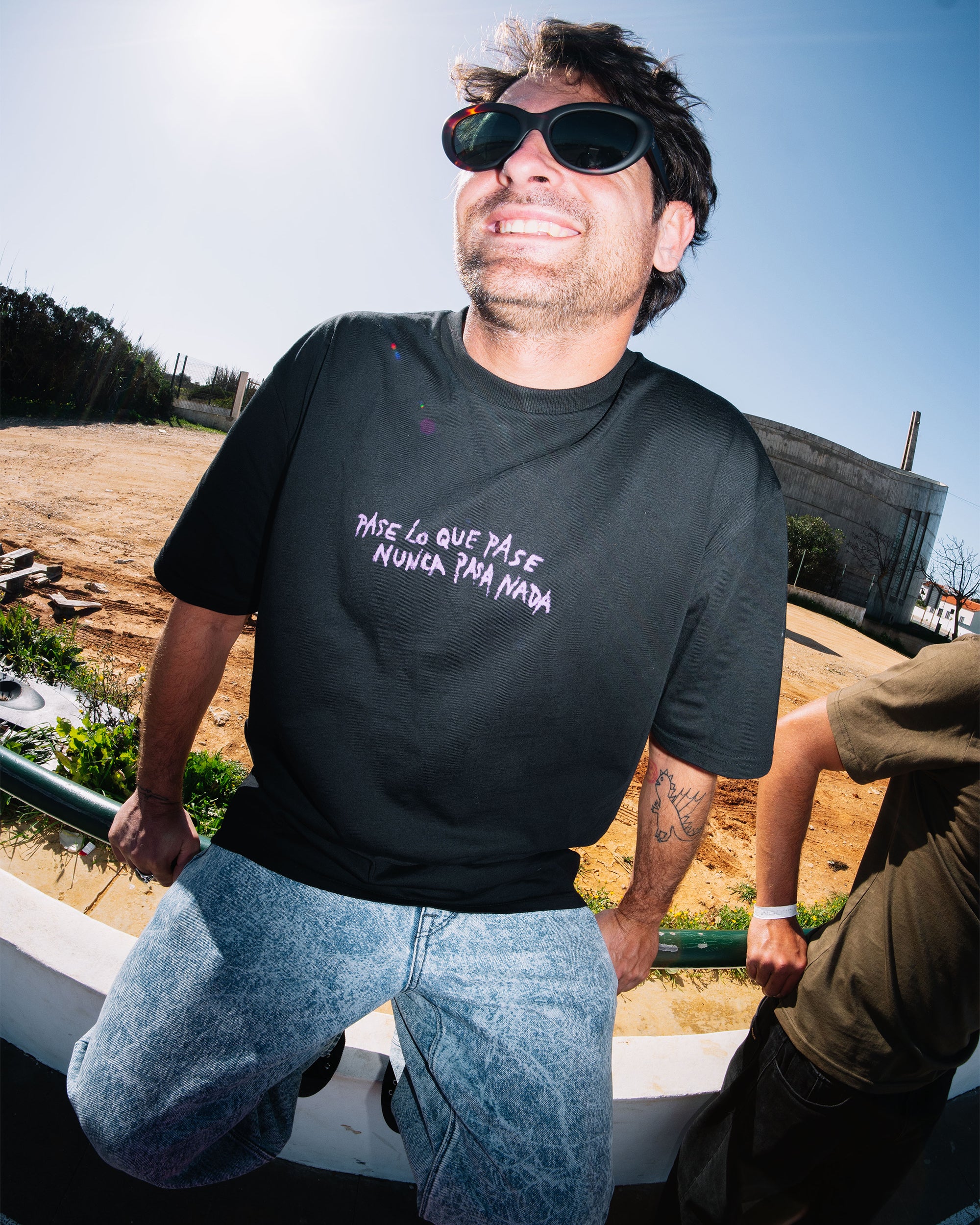 Nunca Pasa T-Shirt - Black - Image 5